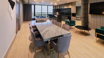 套房, 1 間臥室 (Living Dining Meeting) | 迷你吧、房內夾萬、書桌、遮光窗簾/窗簾