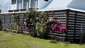 Un edificio moderno con techo inclinado y ventanas amplias.