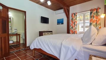 Cortinas blackout, tabla de planchar con plancha y wifi gratis