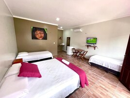 Quarto quádruplo standard | Wi-Fi de cortesia, roupa de cama