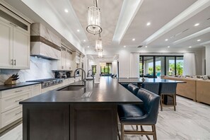 冷蔵庫、電子レンジ、オーブン、コンロ