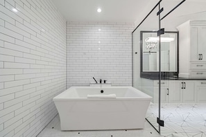 Combined shower/tub, jetted tub, hair dryer, towels