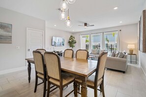Dining - Eagle Marine: Water Park, Pool, Golf, Near Disney (Kissimmee)