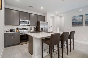 Fridge, microwave, oven, stovetop - Eagle Marine: Water Park, Pool, Golf, Near Disney (Kissimmee)