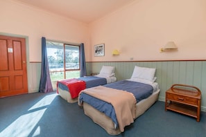 1 habitación, escritorio, tabla de planchar con plancha y wifi 