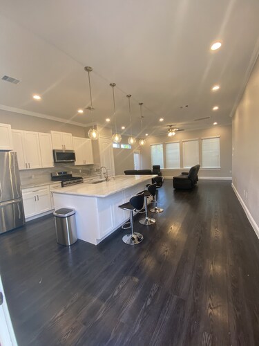 Luxury 3bed 2.5bath home with Master balcony