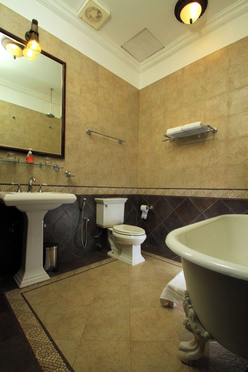 Un baño con lavamanos, inodoro y bañera.