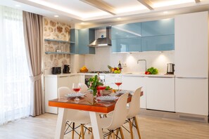 Kühlschrank, Ofen, Geschirrspüler, Wasserkocher mit Kaffee-/Teezubehör