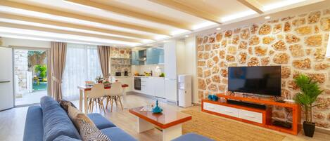 Smart TV, caminetto, lettore DVD