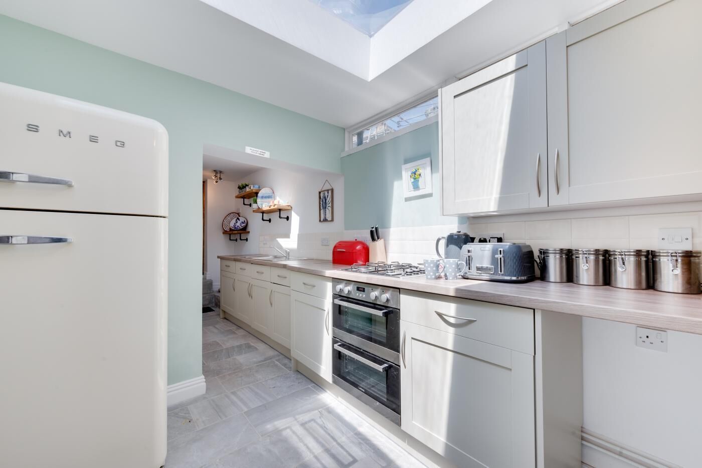 Microwave, oven, dishwasher, cookware/dishes/utensils