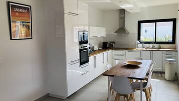 JÀÀkaappi, mikroaaltouuni, uuni, liesi