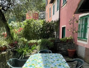 Outdoor dining - Charm in the Portofino park (San Rocco)