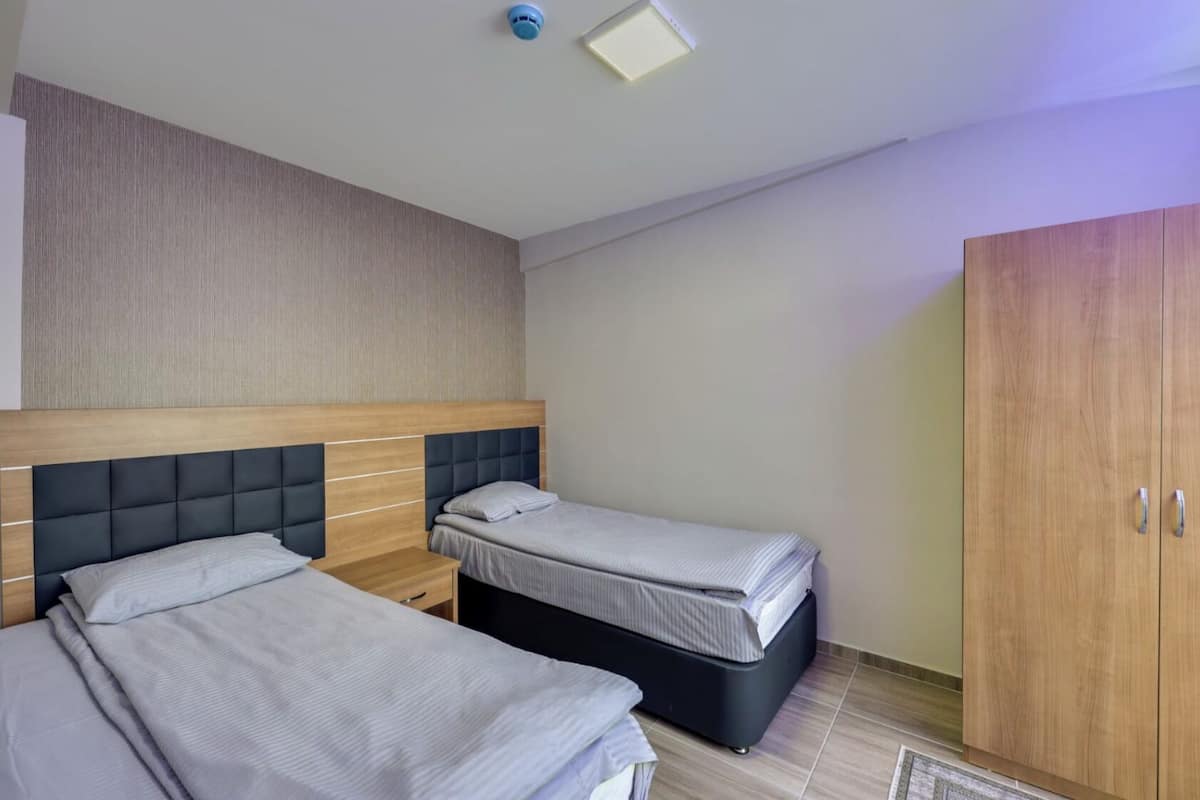 Apartamento família | Frigobar, cofres nos quartos, espaço de trabalho para notebook