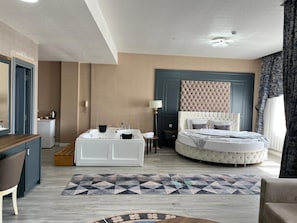 Executive Room | 1 bedroom, minibar, in-room safe, laptop workspace