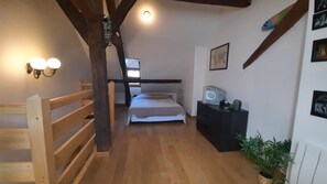 1 slaapkamer, een strijkplank/strijkijzer, wifi