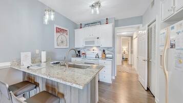 Kylskåp, mikrovågsugn, ugn och spishäll