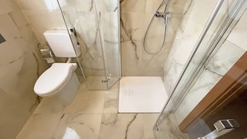 Doppia Standard, 1 letto queen con divano letto, accessibile ai disabili | Bagno | Doccia, soffione a pioggia, pantofole, asciugamani