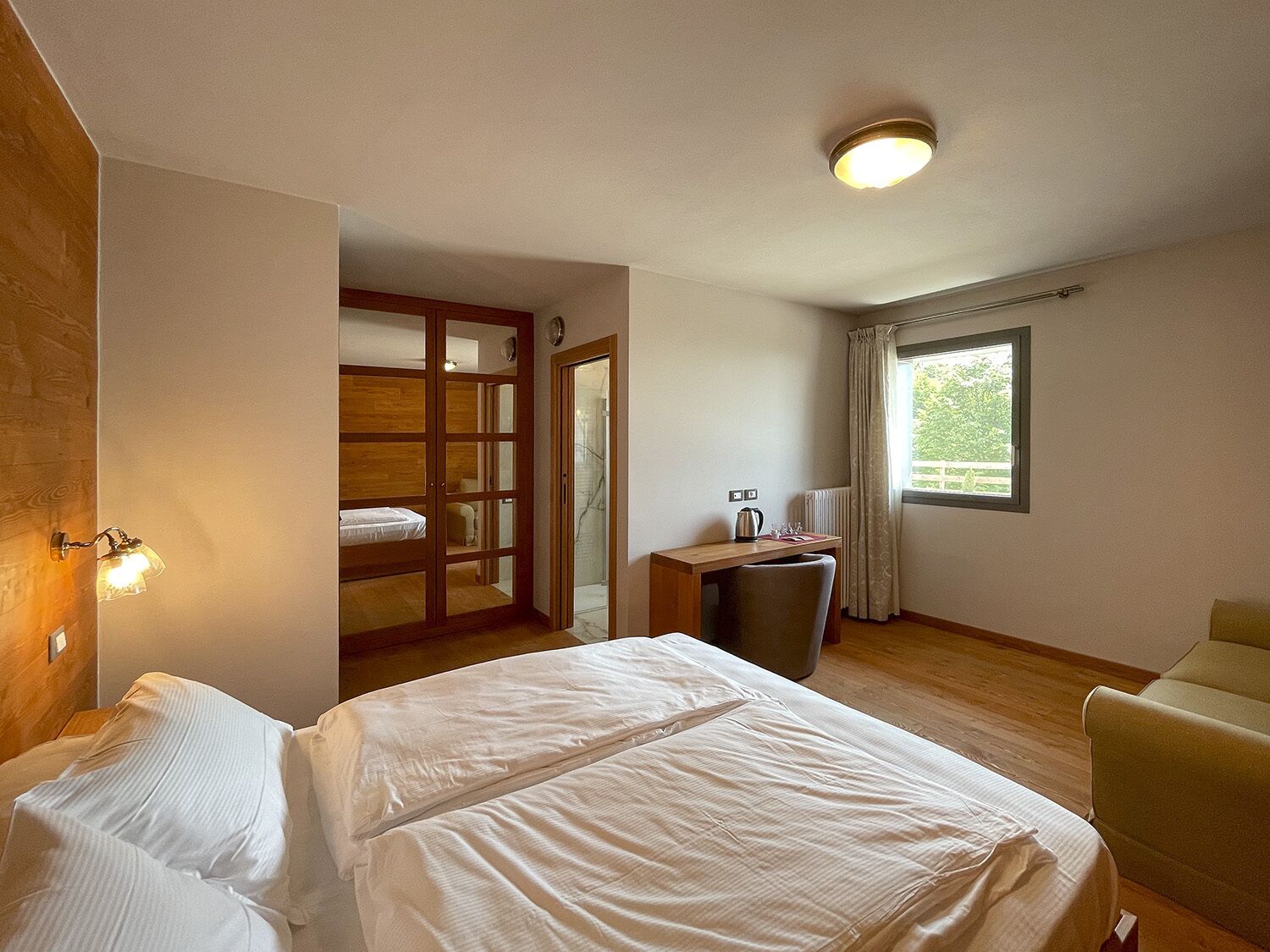 Doppia Deluxe, 1 letto queen con divano letto, accessibile ai disabili, vista valle | Area soggiorno | Pavimenti riscaldati