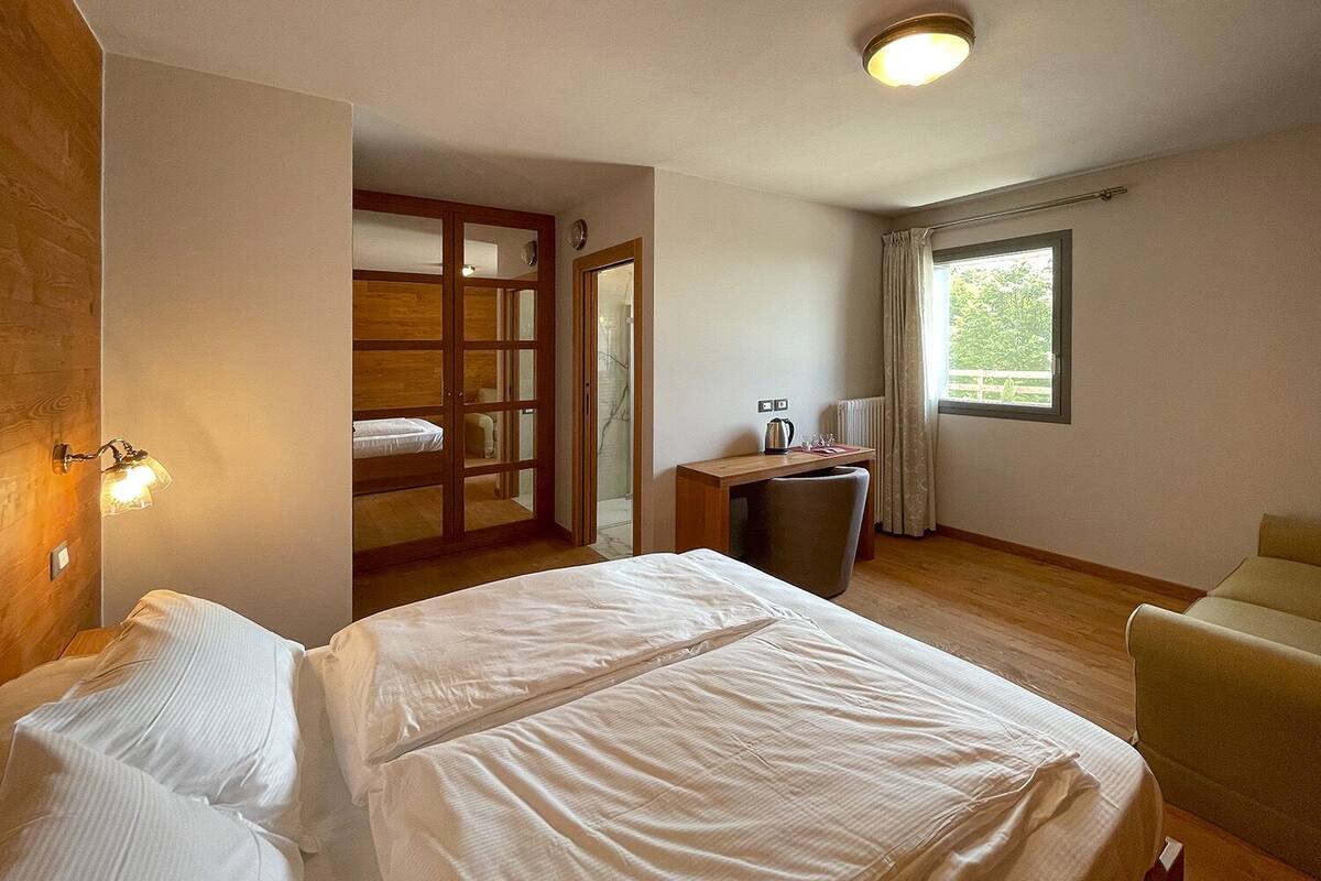 Cortinas blackout, insonorización, wifi gratis y ropa de cama