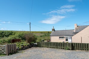 Exterior - 3 minutes drive to Abereiddy & the blue lagoon. (HAVERFORDWEST)