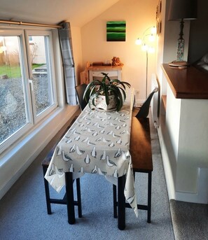 Dining - 3 minutes drive to Abereiddy & the blue lagoon. (HAVERFORDWEST)