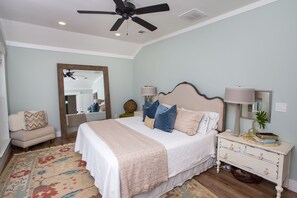 4 bedrooms, desk, WiFi, bed sheets