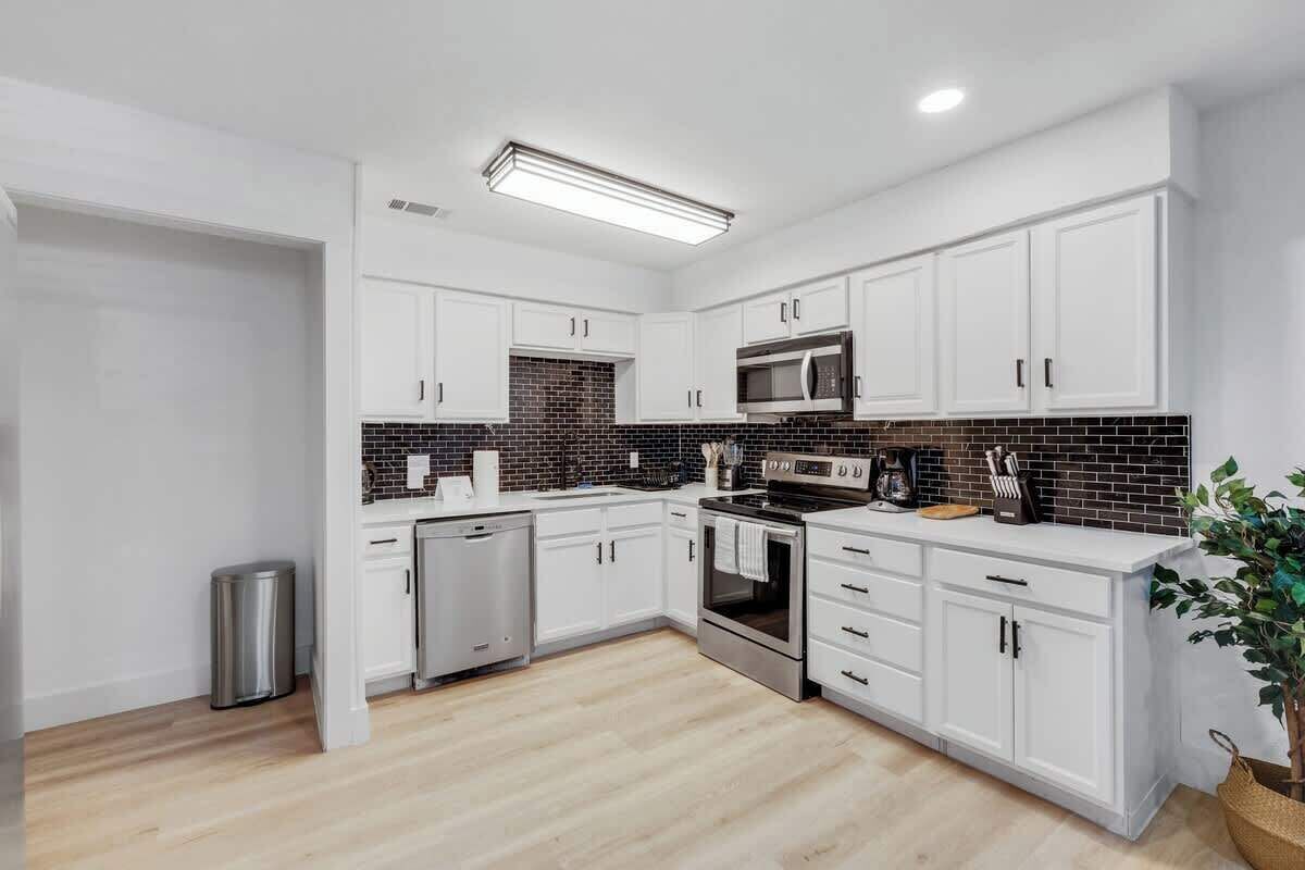 冷蔵庫、電子レンジ、オーブン、コンロ