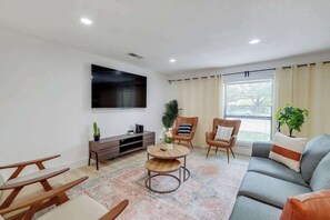 Een televisie, een open haard en een kantoor