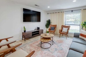 Una televisión, una chimenea, una oficina