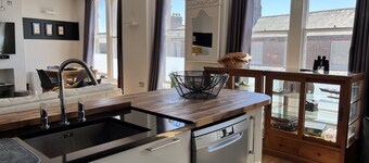 Stunning Spacious 3 Bed Apartment with River Views