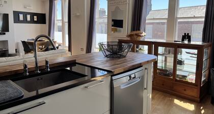 Stunning Spacious 3 Bed Apartment with River Views