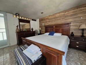 3 bedrooms, desk, iron/ironing board, free WiFi