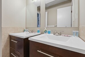 Kylpyamme, hiustenkuivaaja, pyyhkeet