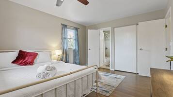 4 soverom, skrivebord, strykejern/-brett og reiseseng for barn