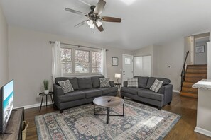 TV, offices - Woodward Park Charmer - 2 Ba 5 Bed - Fenced yard (Columbus)