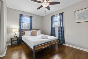 4 Schlafzimmer, Schreibtisch, Bügeleisen/Bügelbrett, Reisekinderbett