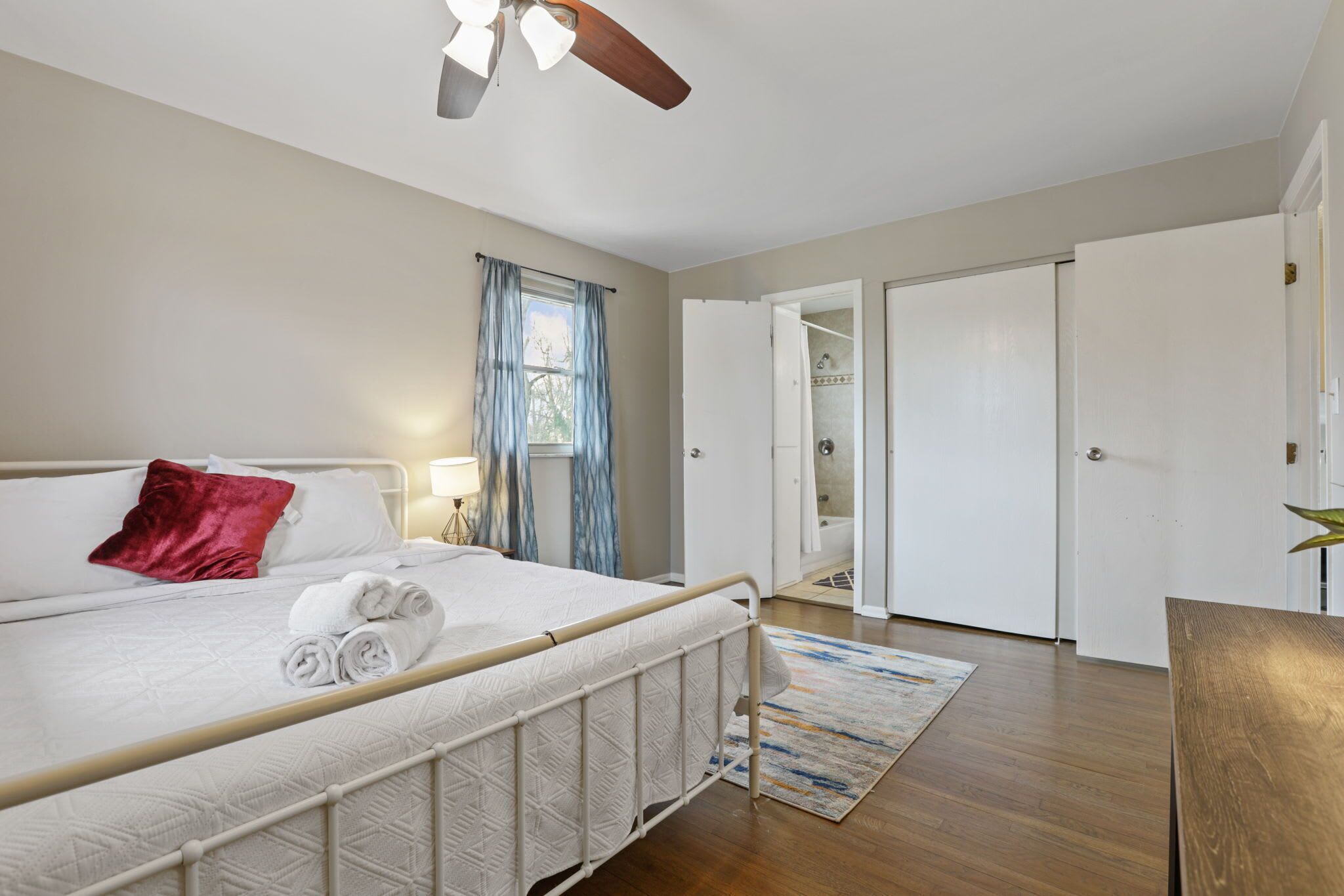 4 bedrooms, desk, iron/ironing board, travel cot