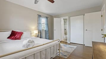 4 bedrooms, desk, iron/ironing board, travel cot