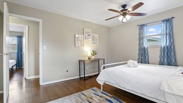 4 makuuhuonetta, työpöytä, silitysrauta/-lauta, vauvan matkasänky