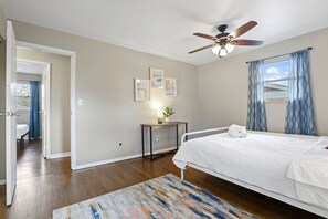 4 makuuhuonetta, työpöytä, silitysrauta/-lauta, vauvan matkasänky