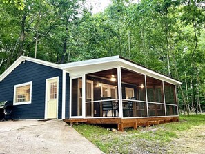 A small cabin with a porch, a door, and a window. - Dreamy Cottage Getaway w/ Sunset Lakeview (Cadiz)