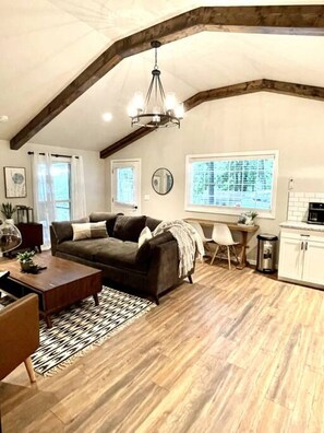 TV - Dreamy Cottage Getaway w/ Sunset Lakeview (Cadiz)