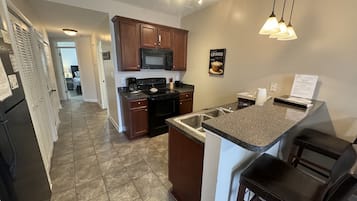 Een koelkast, een oven, een kookplaat, een vaatwasser