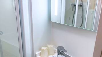 Douche, articles de toilette écologiques, serviettes fournies