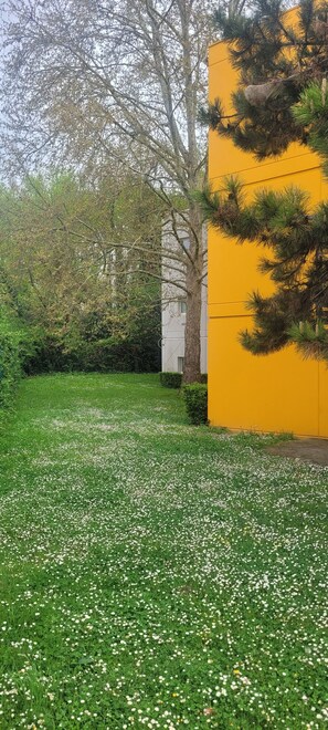 Garden view - Premiere Classe Lyon Beynost (Beynost)