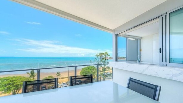 A balcony with a clear view of the beach and ocean. - Salt Yeppoon (Yeppoon)