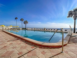 Piscine intérieure, piscine extérieure