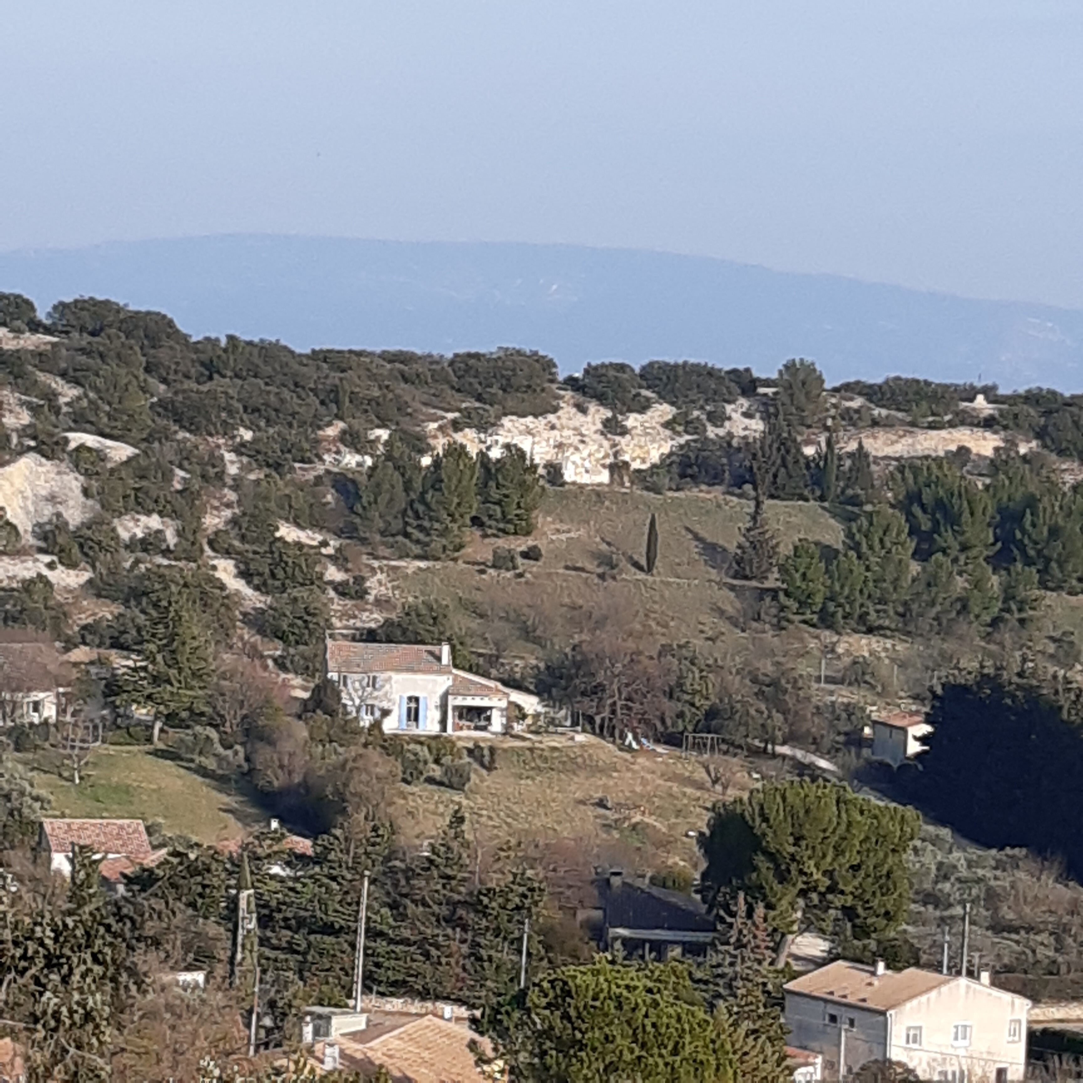 Une propriété située sur une colline, comprenant une seule maison dotée d’un toit en tuiles et d’un petit porche.
