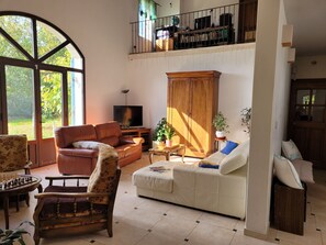 تلفزيون، مدفأة، مشغل دي في دي، كُتُب