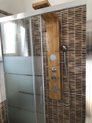 Dusche, Haartrockner, Bidet, Handtücher